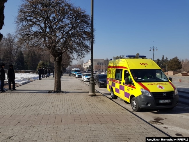 Полицейские машины и кареты скорой помощи на площади Астана, 20 ноября 2021 года