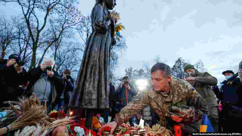 Люди різного віку, молодь та діти вшановують пам&#39;ять жертв штучного голоду, влаштованого більшовиками в Україні