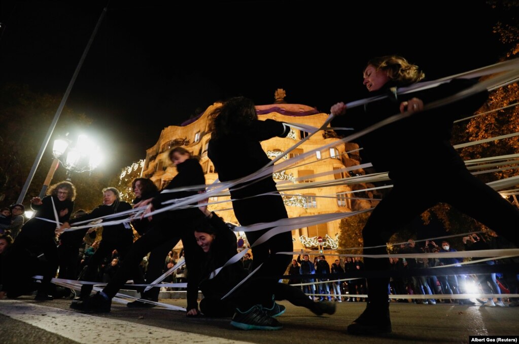 Një grup teatral duke luajtur para ndërtesës së njohur si "La Pedrera", gjatë një proteste, në Barcelonë, Spanjë.