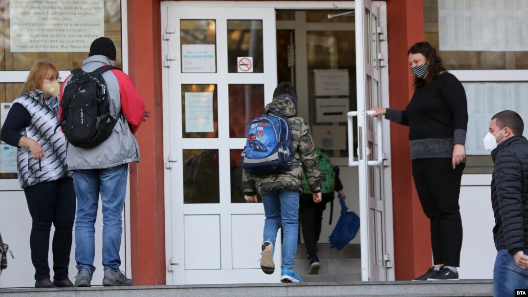 На бугарските деца и нивните родители им е доста од учење на интернет.