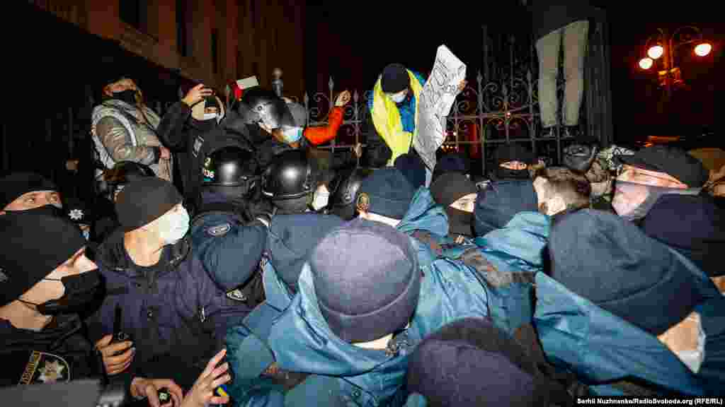 Виникла штовханини між активістами та представниками поліції
