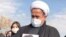 محمد علی زم بر سر مزار فرزندش روح‌الله زم