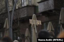"Dil lufto" shkruan në këtë pano gjatë një proteste në Serbi të organizuar nga aktivistët e mbrojtjes së ambientit.
