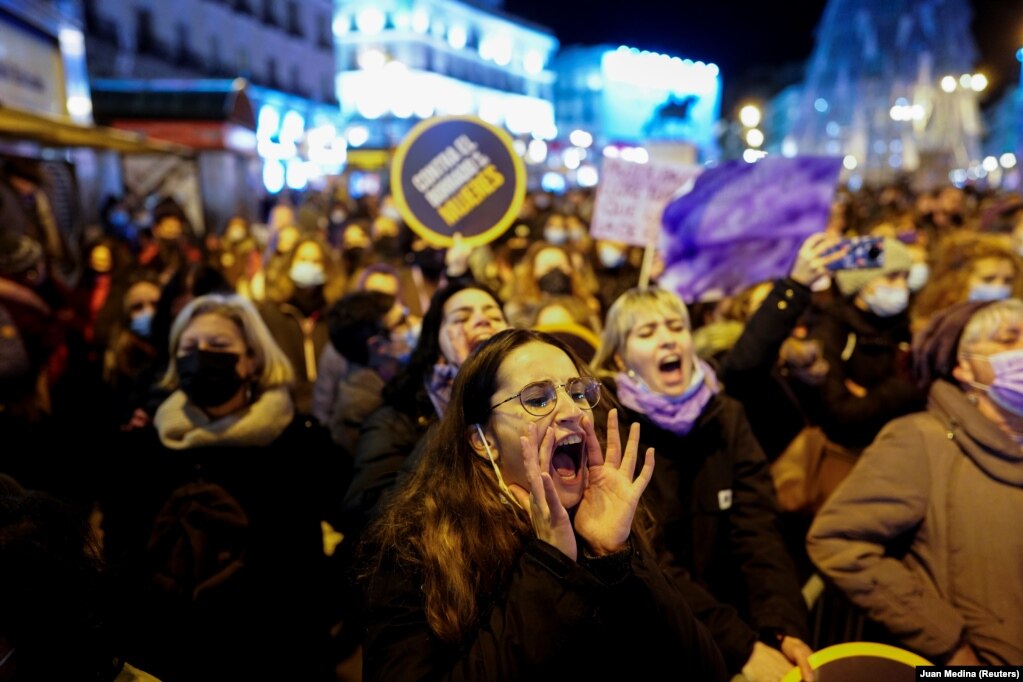 Demonstruesit duke brohoritur gjatë një proteste, në Madrid, Spanjë.