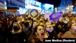 A nőkkel szembeni erőszak ellen tüntetnek Madridban 2021. november 25-én