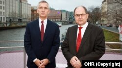 Generalni sekretar NATO-a Jens Stoltenberg i visoki predstavnik u BiH Christian Schmidt, 19. novembra 2021.