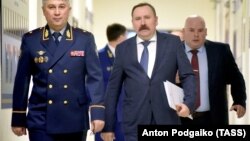 Бывший глава ФСИН Александр Калашников (в центре) может вернуться на работу в ФСБ