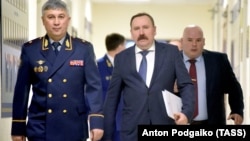 Теперь уже бывший глава ФСИН Александр Калашников (впереди справа)