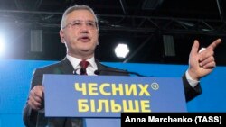 Лідер партії «Громадянська позиція» Анатолій Гриценко під час з'їзду, на якому ухвалили рішення про висунення його кандидатом на президентських виборах 