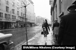 Instantaneu al unei ierni ploioase de-a lungul străzii Ghiorghi S. Rakovski din Sofia în 1974. Semnul din stânga sus este încă pe poziție și astăzi, făcând reclamă Teatrului Lacrimilor și Râsului.