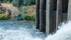 În această imagine făcută pe 3 august la stația de captare a apei din râul Nistru de la Vadul lui Vodă, nivelul apei este cel minim, de 8,2 metri.