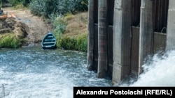 În această imagine făcută pe 3 august la stația de captare a apei din râul Nistru de la Vadul lui Vodă, nivelul apei este cel minim, de 8,2 metri.
