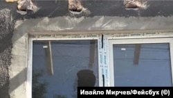  Един от прозорците на Тонева, строшен от хвърлен камък. 