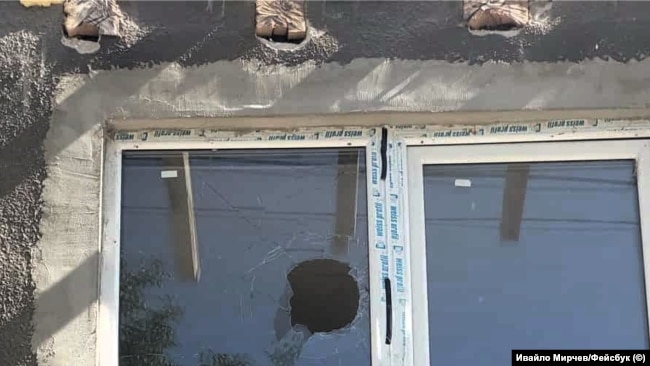 Един от прозорците на Тонева, счупен от хвърлен камък.