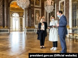 Олена Зеленська (із планшетом) у Версальському палаці під час запуску аудіогіда українською мовою