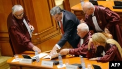 Președintele Camerei Deputaților de la București Valeriu Zgonea (al doilea din stînga) stă de vorbă cu mai mulți judecători de la Curtea Constituțională, București, august 2012.