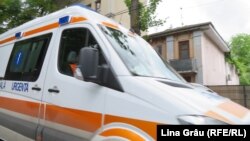 O ambulanță pe o stradă din Chișinău, în timpul epidemiei de coronavirus
