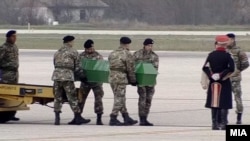 Останките на загинатите донесени со воени авиони во Скопје.