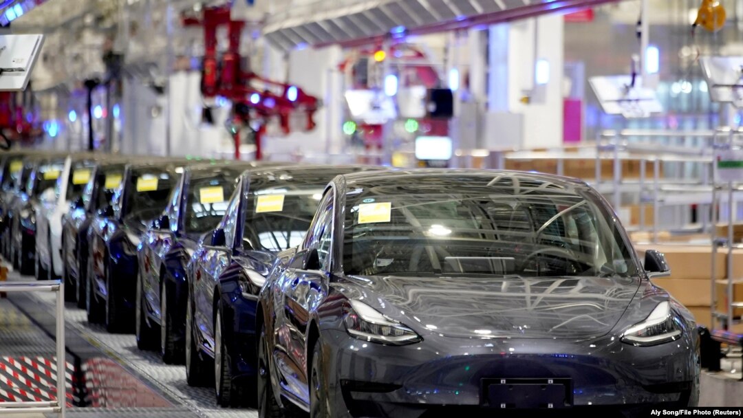 În Shanghai, Tesla produce două modele de mașini: Tesla Y (10.000 de modele pe săptămână) și Tesla 3 (6.000 de bucăți pe săptămână). 