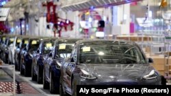 Kínában készült Tesla 3-asok szállítás előtt a sanghaji gyárban 2020. január 7-én