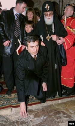 Președintele Mihail Saakașvili în timp ce depune jurământul la mormântul lui David Ziditorul, în ianuarie 2004.