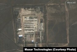 Спутниковые снимки российской военной базы в селе Новоозерное, 18 октября 2021 года