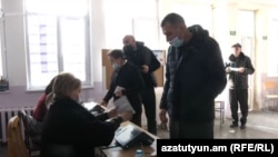 Armenia - Voters at a polling station in Masis, December 5, 2021