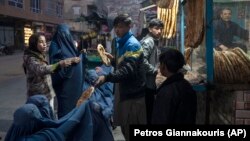 شماری از مردم نیازمند در مقابل یک نانوایی در کابل