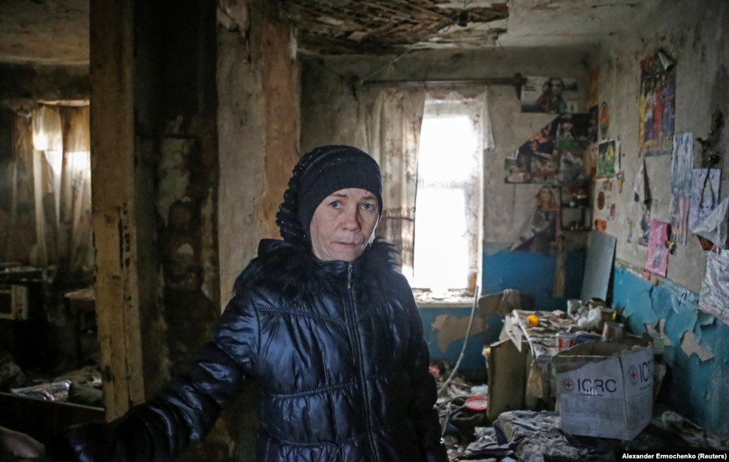 Irina Studenikina, 42-vjeçare, duke pozuar brenda shtëpisë së saj, e cila është dëmtuar nga luftimet, në qytetin e Horlivkës, të kontrolluar nga rebelët, pranë Donetskut, në Ukrainë. (24 nëntor)