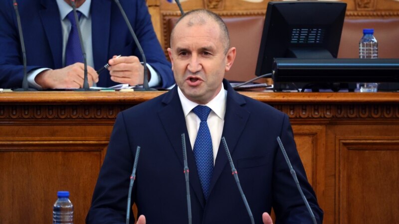 Радев в сабота ќе го додели мандатот за формирање влада на Бугарија
