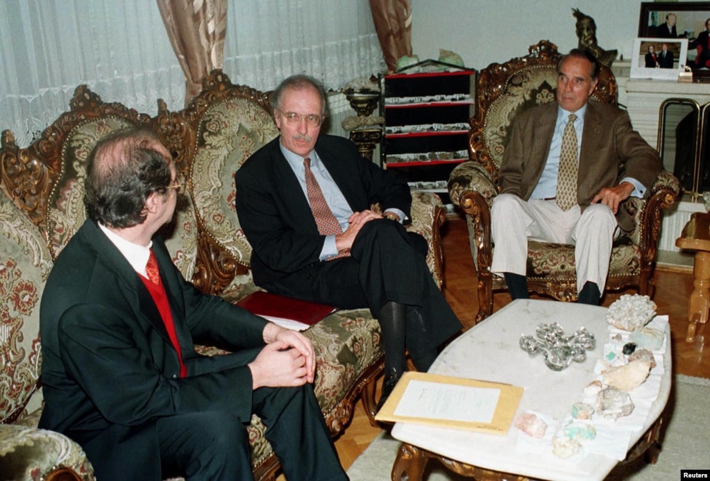 Takimi ndërmjet Ibrahim Rugovës dhe Bob Dole në Prishtinë më 5 shtator 1998.&nbsp; &nbsp;