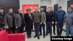 Өмүрбек Текебаевге кол салууга катышкандар андан кечирим сурашты. Бишкек, 3-декабрь, 2021-жыл.