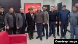 Омурбек Текебаев и участники нападения на него в штабе партии «Ата Мекен».