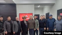 Омурбек Текебаев и участники нападения на него в штабе партии «Ата Мекен» 3 декабря 2021 года