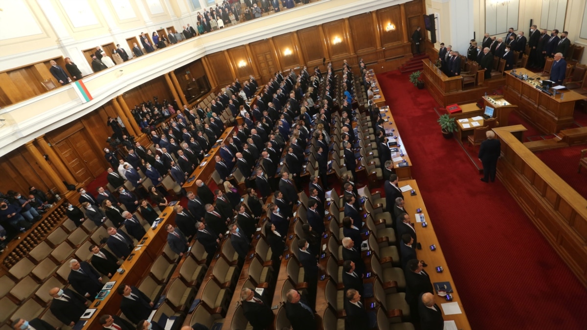 Депутатите от 47-ото Народно събрание засега ще продължат да влизат