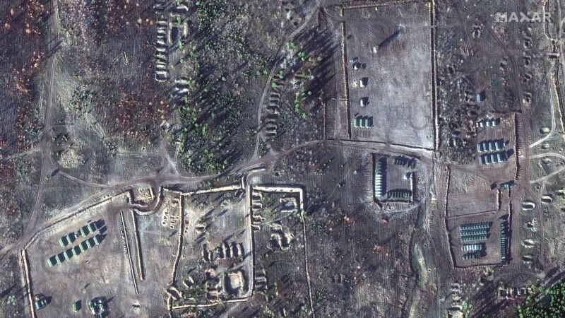Россия наращивает военное присутствие у границ с Украиной и в Крыму: снимки со спутника