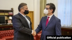 I dërguari i SHBA-së për Ballkanin, Gabriel Escobar gjatë takimit me presidentin maqedonas, Stevo Pendarovski. 