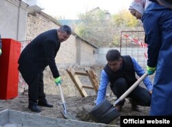 Жаштар креативдүү борборунун пайдубалына капсула салуу учуру.