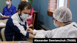 روسیه کې خلک د کرونا ضد واکسین اخلي