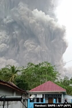 Shpërthimi i vullkanit në Indonezi më 4 dhjetor 2021.