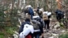 Migranti hodaju šumskom stazom prema hrvatskoj granici, nakon što su 8. decembra 2019. napustili improvizovani kamp "Vučjak", na periferiji grada Bihaća u BiH.