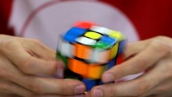 „Minden mozdulatunkat követi”: Digitalizált Rubik-kockákkal versenyeznek a legjobbak