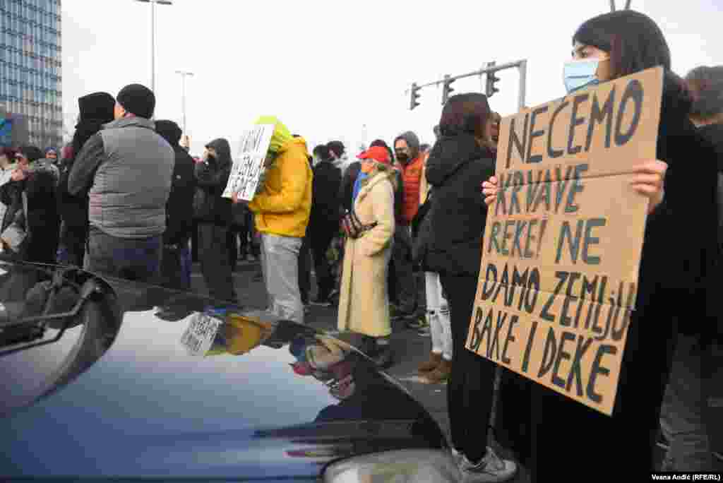 Qytetarët mbajnë në duar pano me mesazhe të ndryshme teksa kanë bllokuar një urë në Beograd. 4 dhjetor 2021.&nbsp;