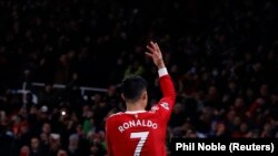  Кріштіану Роналду вітає уболівальників із перемогою «Манчестер Юнайтед», для якої він забив два голи і поставив особистий світовий рекорд. 2 грудня 2021 року