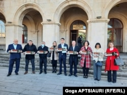 გორი, აქცია საკრებულოს სხდომის დაწყებამდე - მოთხოვნით "თავისუფლება მიშას".