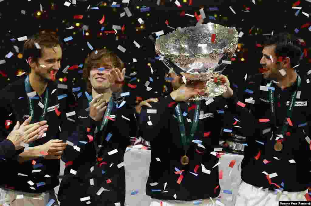 After winning the Davis Cup, Russia&#39;s tennis celebrates on the podium with the trophy.&nbsp;