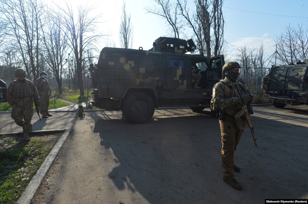 Pjesëtarët e forcave të armatosura ukrainase, duke qëndruar pranë automjeteve të blinduara, në pozicionet e luftimet, në vijën e ndarjes nga rebelët prorusë, në Shirokine, në rajonin e Donetskut, në Ukrainë. (21 prill)