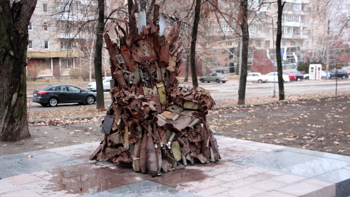 В Запорожье в сквере под открытым небом установили «Железный трон»