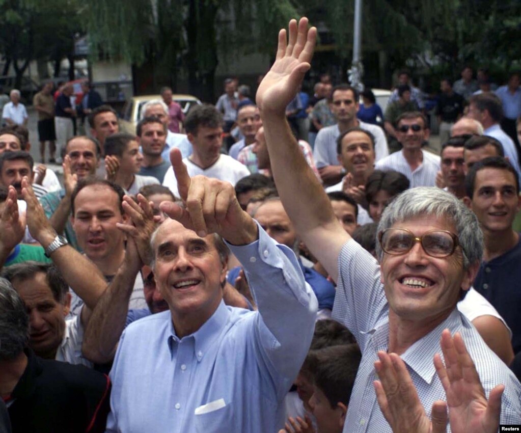 Ish-senatori Bob Dole gjatë vizitës në Prishtinë më 4 korrik 1999.&nbsp;