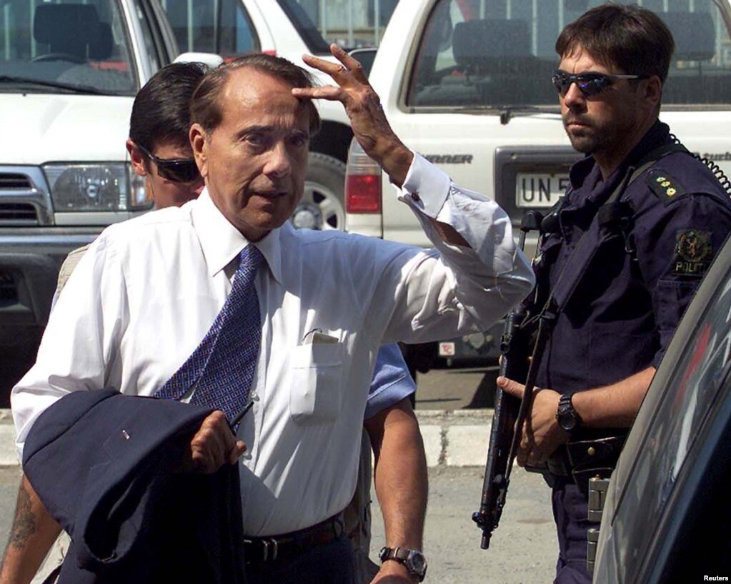 Vizita e ish-senatorit Bob Dole në Prishtinë më 29 gusht 2000. Atëbotë, ai ishte edhe kryetar i Komitetit Ndërkombëtar për Persona të Zhdukur. &nbsp;